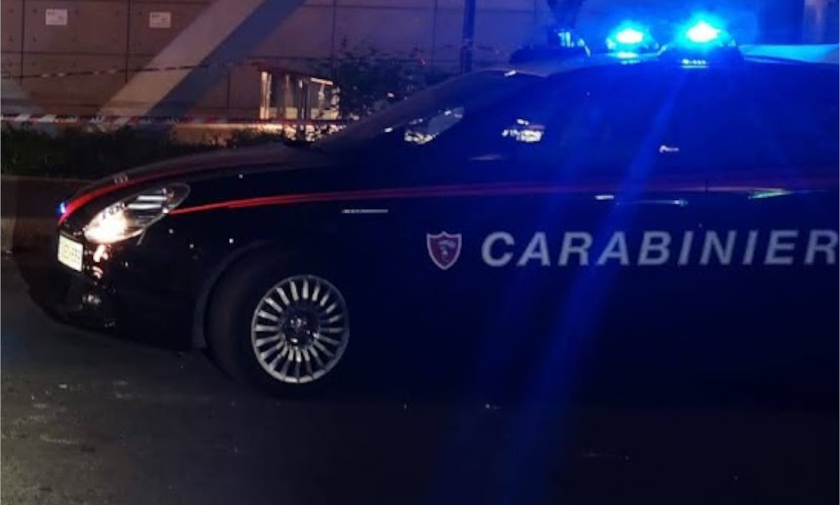 radiomobile dei carabinieri missione notturna. Foto di repertorio