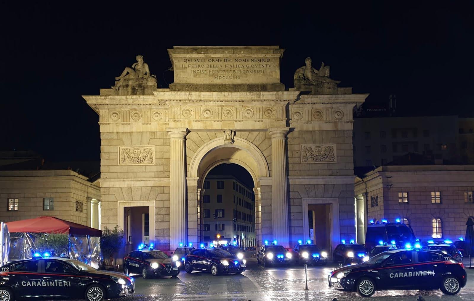 auto dei carabinieri in corso Como, Porta Garibaldi, Milano